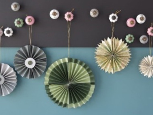 Decoratieve waaiers vouwen